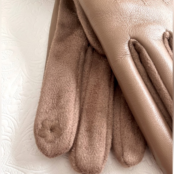 Gloves new with faux fur leather like material
Stretchy fabric - Picture 5 of 5